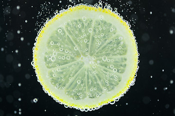 Image showing Lemon slice diving into water