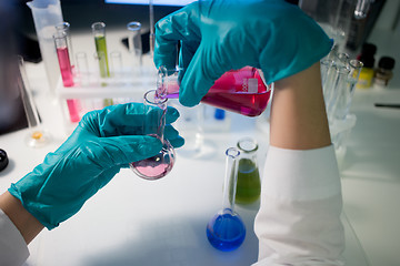 Image showing Lab technician carries chemical testing