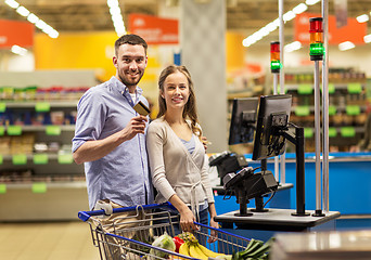 Image showing couple buying food at grocery at cash register