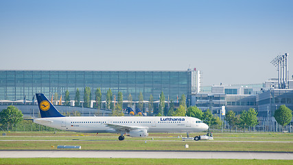 Image showing Airbus A321 of Lufthansa airlines taxiing on pushback tug