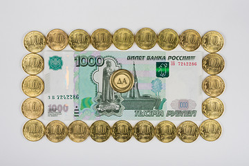 Image showing Russian thousandth banknote lined the perimeter of a ten coins in the middle of the coin is a \