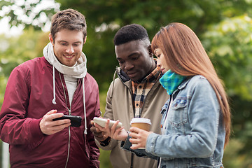 Image showing happy friends with smartphone and coffee outdoors