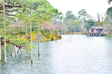 Image showing Kasumiga Ike pond and Uchihashi house in Kenroku-en park