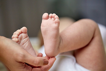 Image showing close up of newborn baby feet in mother hands