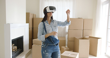 Image showing Woman interacting with her virtual environment