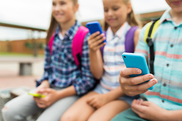 Image showing elementary school students with smartphones