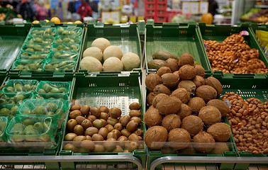 Image showing fruits and vegetables on stall at grocery store