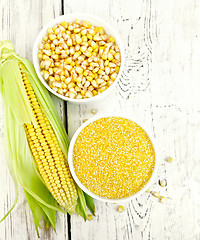 Image showing Corn grits in bowl with cobs on light board top