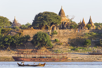 Image showing Boats and pagoda