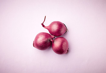 Image showing three red onions