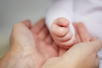 Image showing close up of mother and newborn baby hands