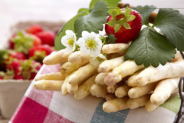 Image showing White asparagus in a Basket