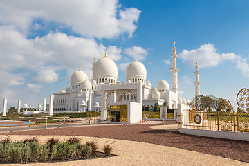 Image showing Sheikh Zayed Grand Mosque, Abu Dhabi, United Arab Emirates.