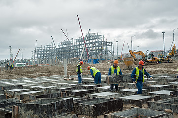 Image showing Workers do base under big oil tank