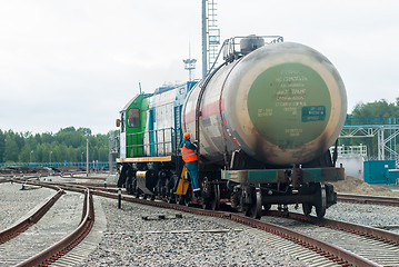 Image showing Shunting locomotive transports tank on other way