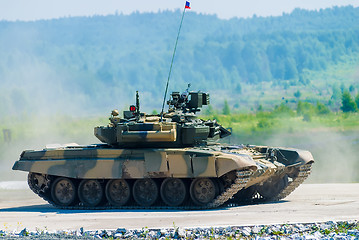 Image showing Tank T-80s in motion