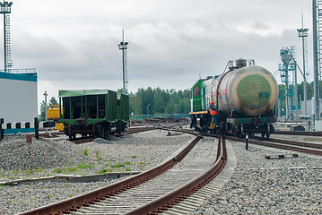 Image showing Shunting locomotive transports tank on other way