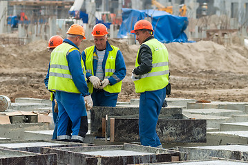 Image showing Workers do base under big oil tank