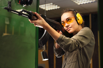 Image showing The woman at the shooting range.