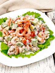 Image showing Salad with shrimp and tomato on lettuce in plate