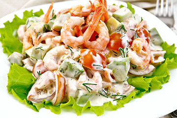 Image showing Salad with shrimp and avocado in plate