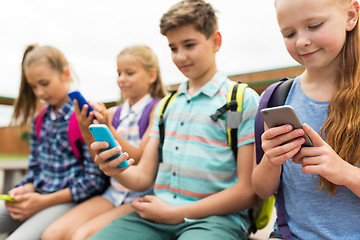 Image showing elementary school students with smartphones