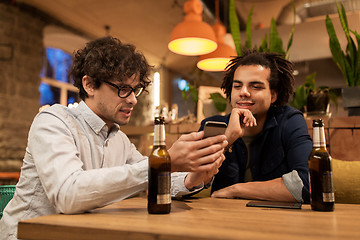 Image showing men with smartphones drinking beer at bar or pub