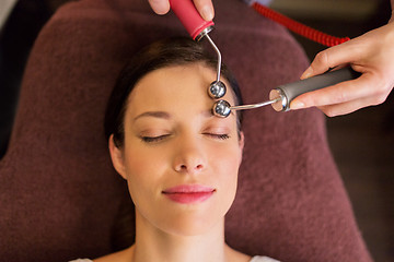 Image showing woman having hydradermie facial treatment in spa