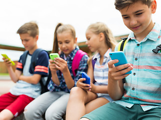 Image showing elementary school students with smartphones