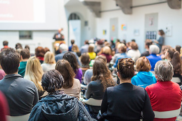 Image showing Man giving presentation in lecture hall at university.