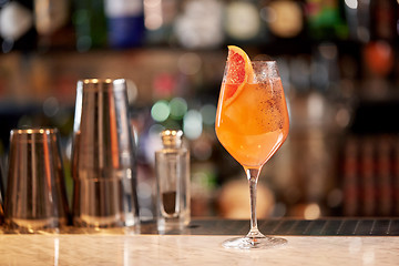 Image showing glass of grapefruit cocktail at bar