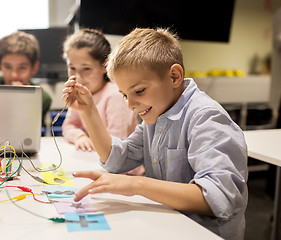 Image showing kids, laptop and invention kit at robotics school