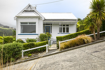 Image showing a house at the very steep Baldwin Road