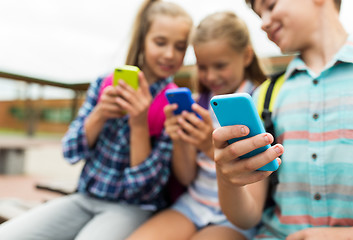 Image showing elementary school students with smartphones