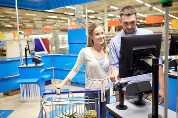 Image showing couple buying food at grocery store cash register