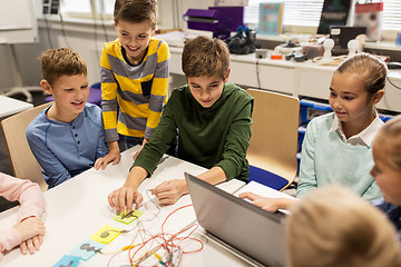 Image showing kids, laptop and invention kit at robotics school