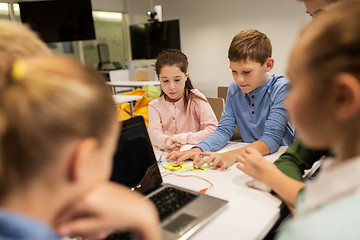 Image showing kids with invention kit at robotics school