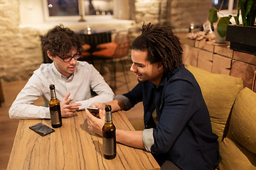 Image showing men with smartphones drinking beer at bar or pub