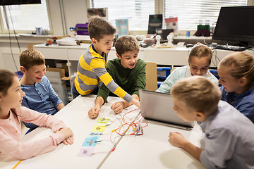 Image showing kids, laptop and invention kit at robotics school