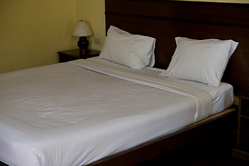 Image showing bed in the room