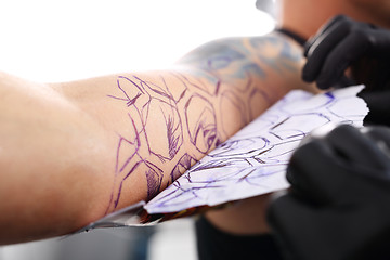 Image showing Creating a tattoo in a tattoo parlor.