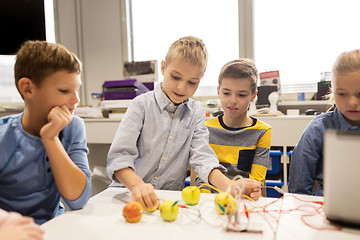 Image showing kids with invention kit at robotics school