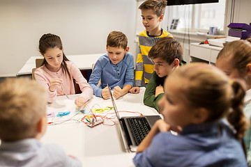 Image showing kids with invention kit at robotics school