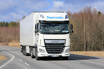 Image showing White DAF XF Semi for Temperature Controlled Transport on the Ro