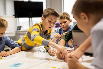 Image showing kids with invention kit at robotics school