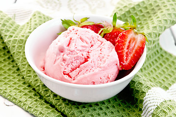 Image showing Ice cream strawberry with berries in bowl on napkin