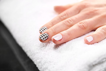 Image showing Chanel grille, black and white pattern on your nails The pattern on the nails, black and white manicure