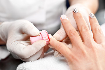 Image showing Chanel grille, black and white pattern on your nails