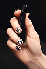 Image showing  Chanel grille, black and white pattern on your nails The pattern on the nails, black and white manicure