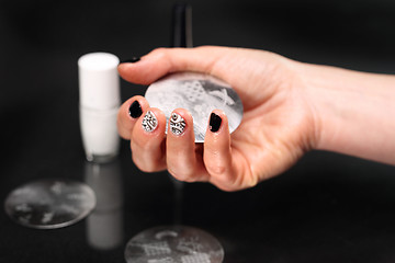 Image showing Chanel grille, black and white pattern on your nails The pattern on the nails, black and white manicure Crazy manicure, black and white grid